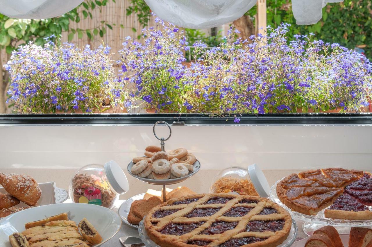 マリーナ・ディ・マッサ Tre Civette Sul Como Bed & Breakfast エクステリア 写真