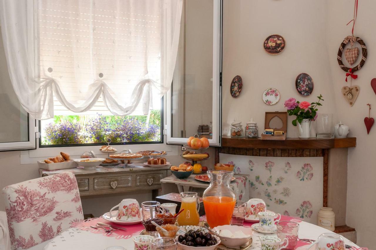 マリーナ・ディ・マッサ Tre Civette Sul Como Bed & Breakfast エクステリア 写真
