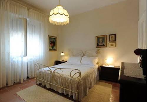 マリーナ・ディ・マッサ Tre Civette Sul Como Bed & Breakfast エクステリア 写真